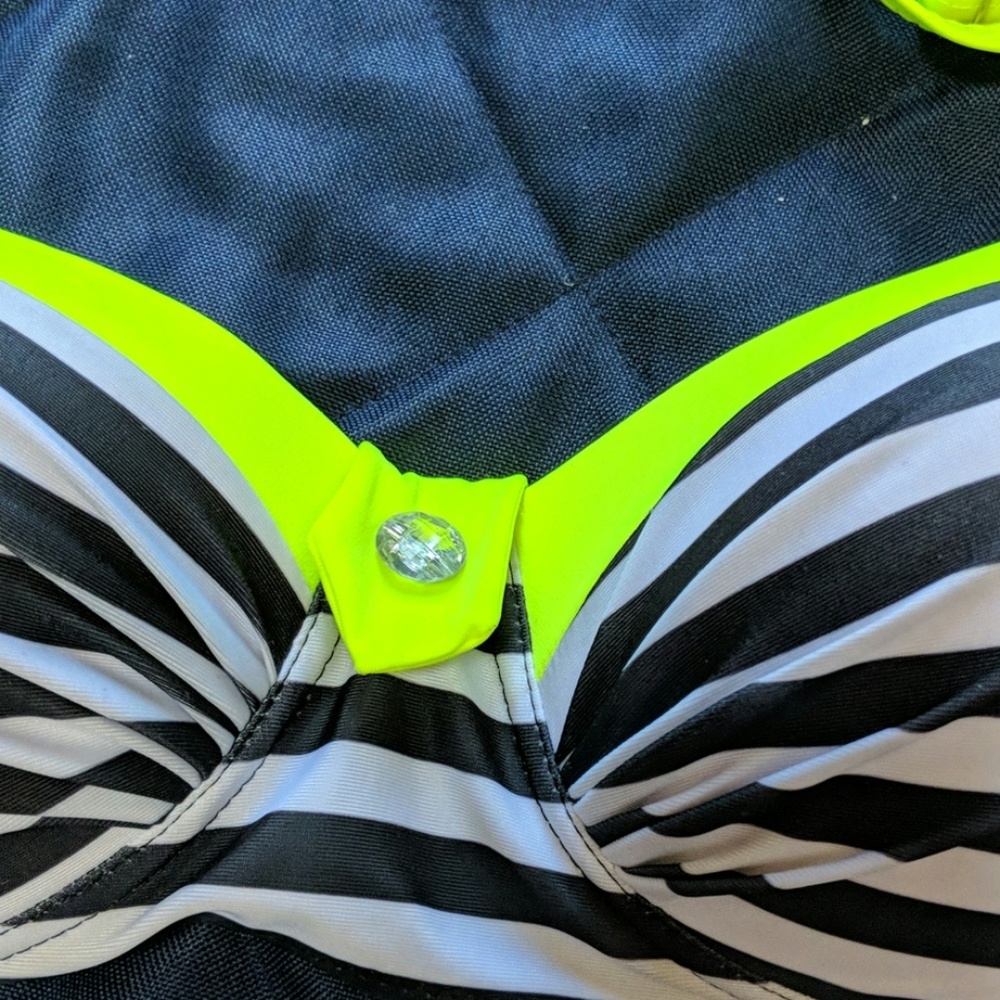 Bikini - Picture 2 of 2